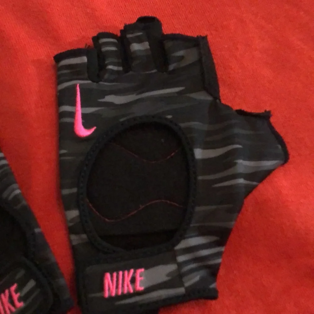 NIKE gloves with no tags. New. Tried but since day 1 couldn’t work. - Picture 4 of 8